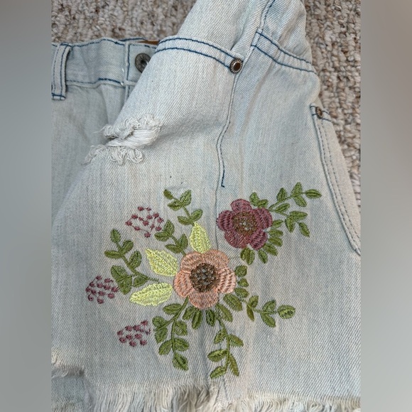 POL Graying blue Jean Shorts with Raw-Edge Hem floral embroidered size S NWOT - Picture 6 of 9